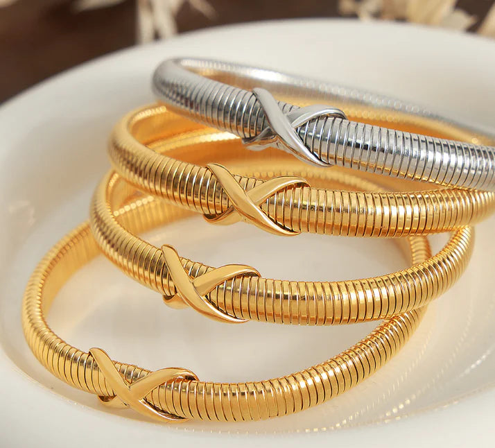 Sculpted Knot Bracelet — Gold-Tone Modern Elegance